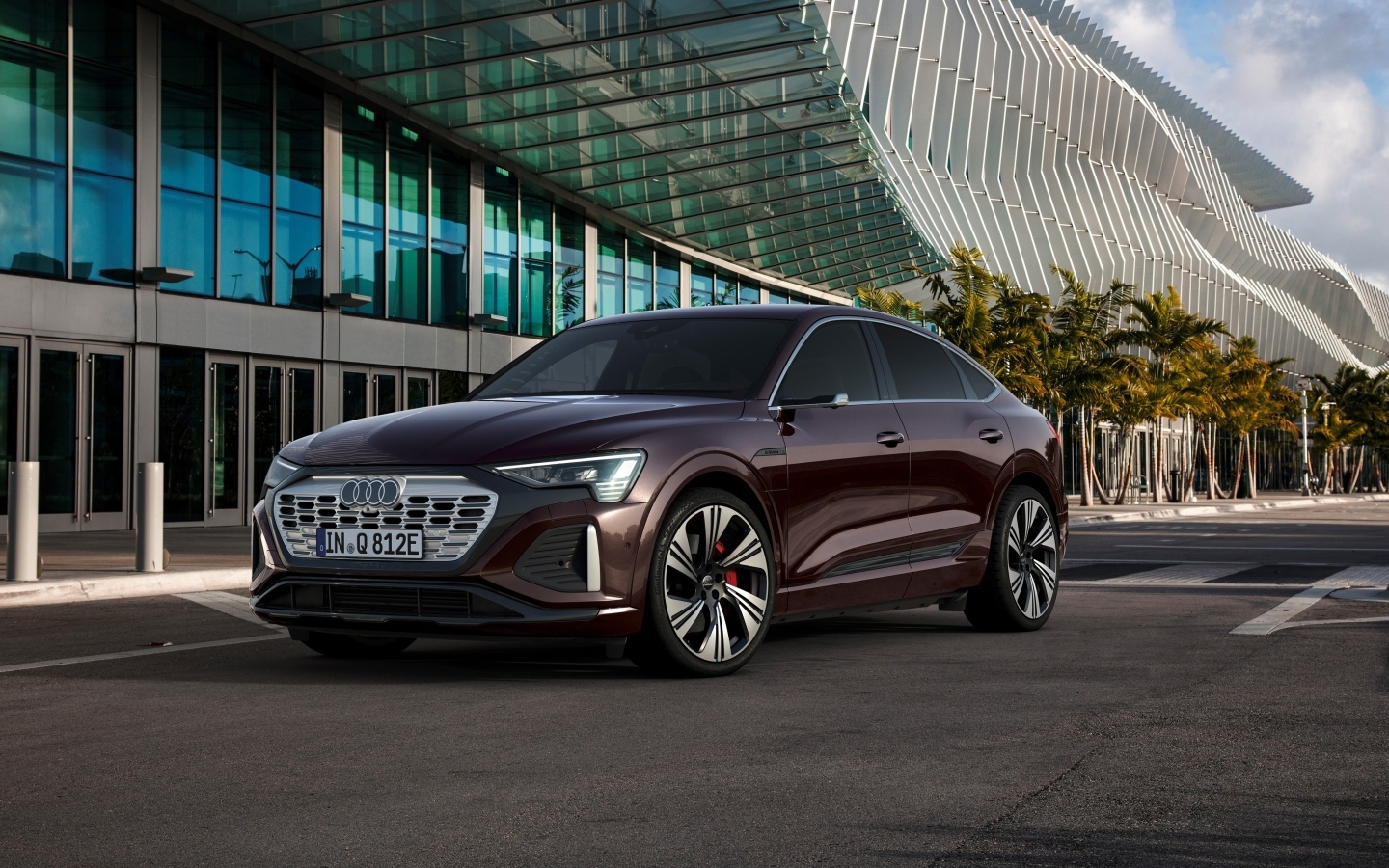 Стильный Audi Q8 Sportback 55 E-Tron Quattro у здания