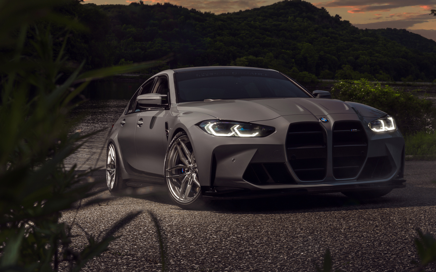 Автомобиль BMW M3 стоит у воды