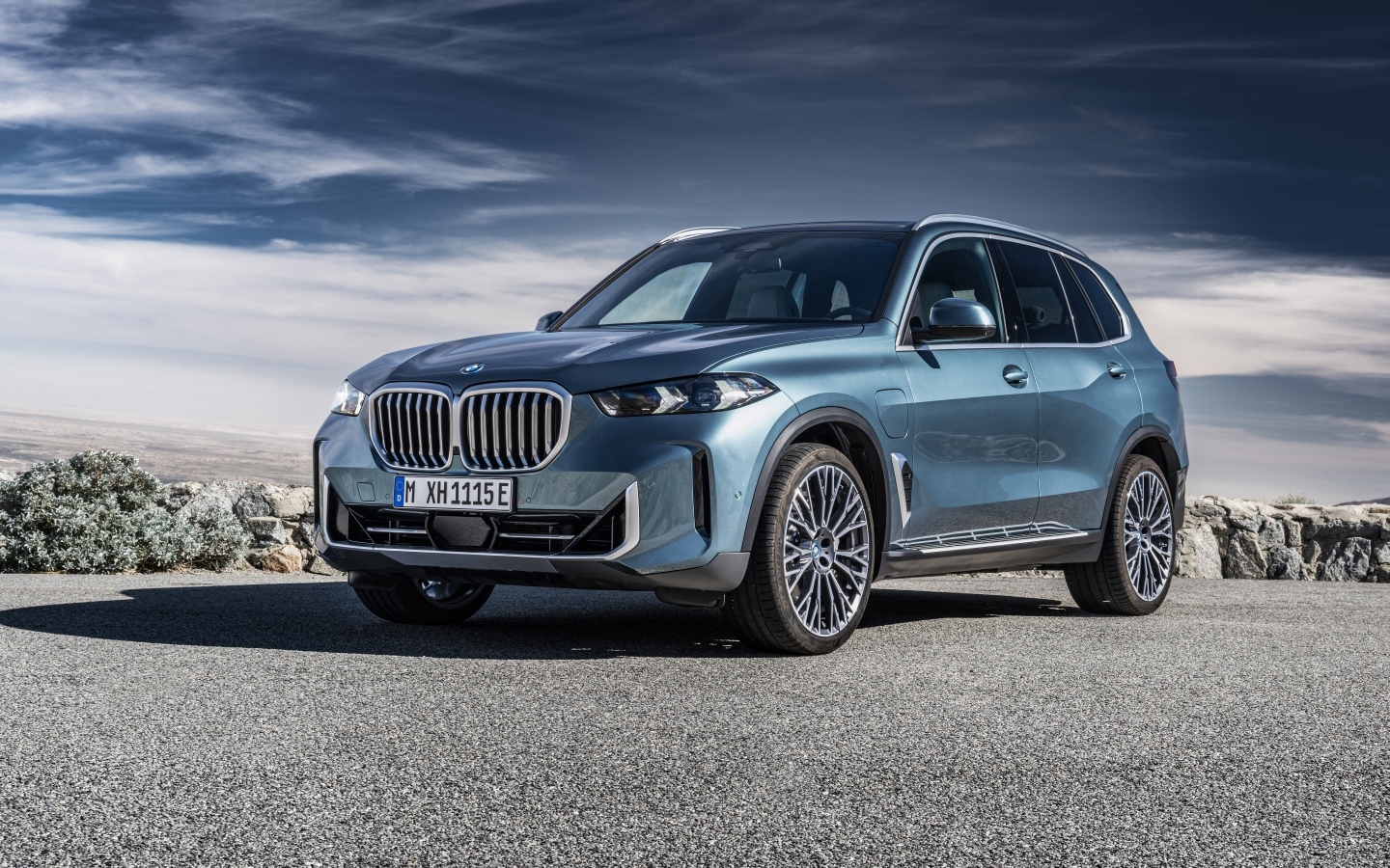 Автомобиль BMW X5 2023 на фоне грозового неба