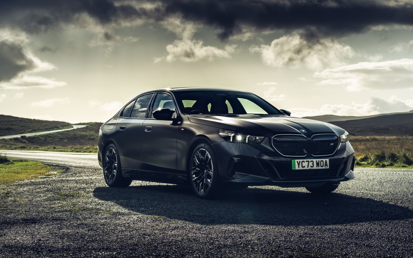 Черный автомобиль BMW I5 M60 XDrive 2023 года