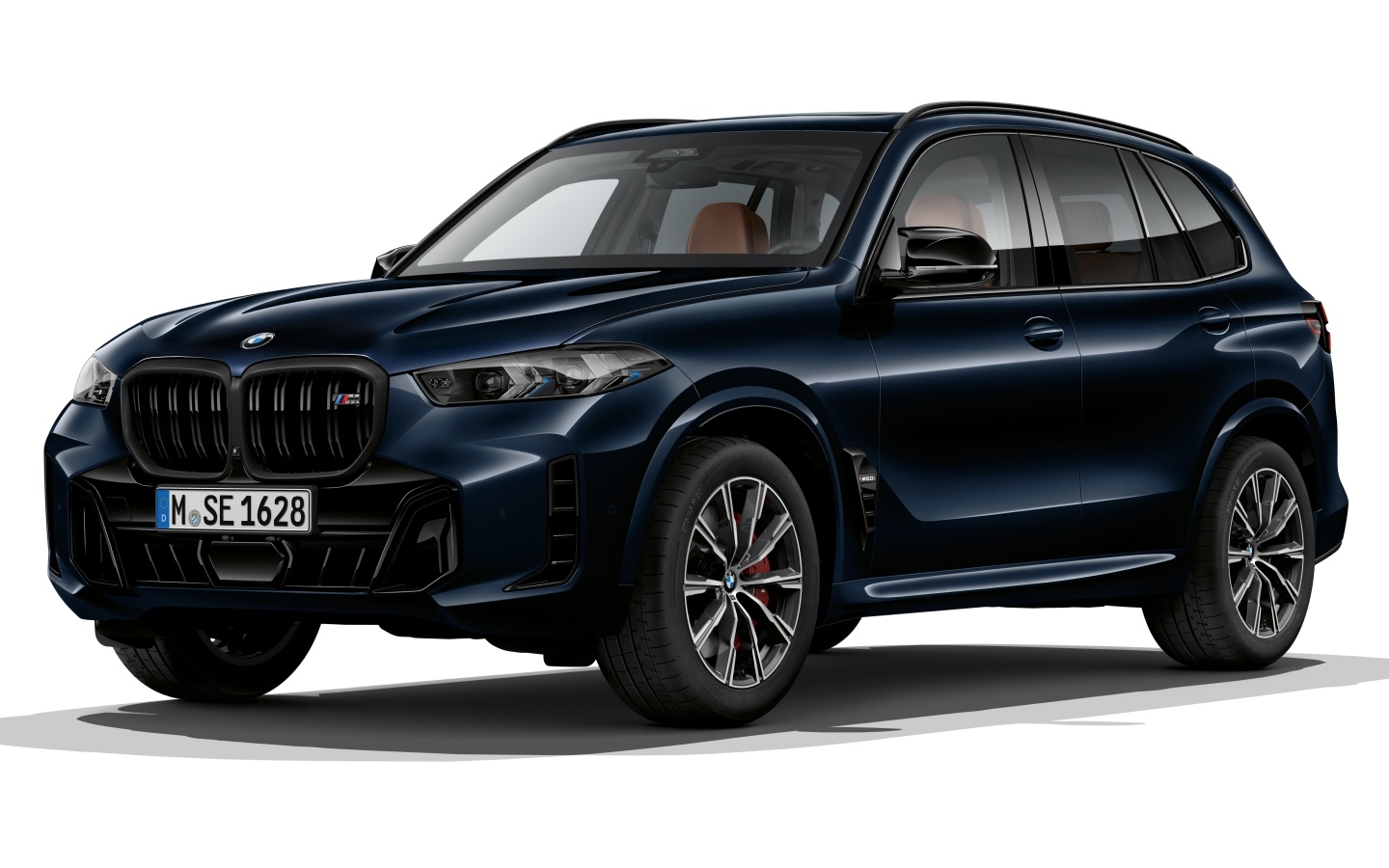 Черный автомобиль BMW X5 M60i Protection VR6 2023 года на белом фоне