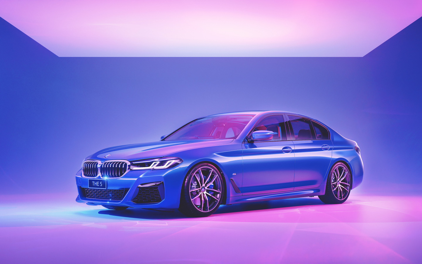 Синий автомобиль BMW 5 Series в комнате