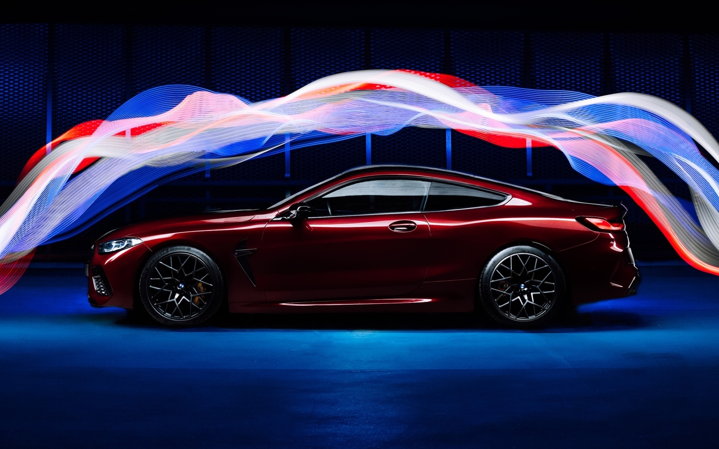 Бордовый автомобиль BMW M8 Competition оптекает волнами