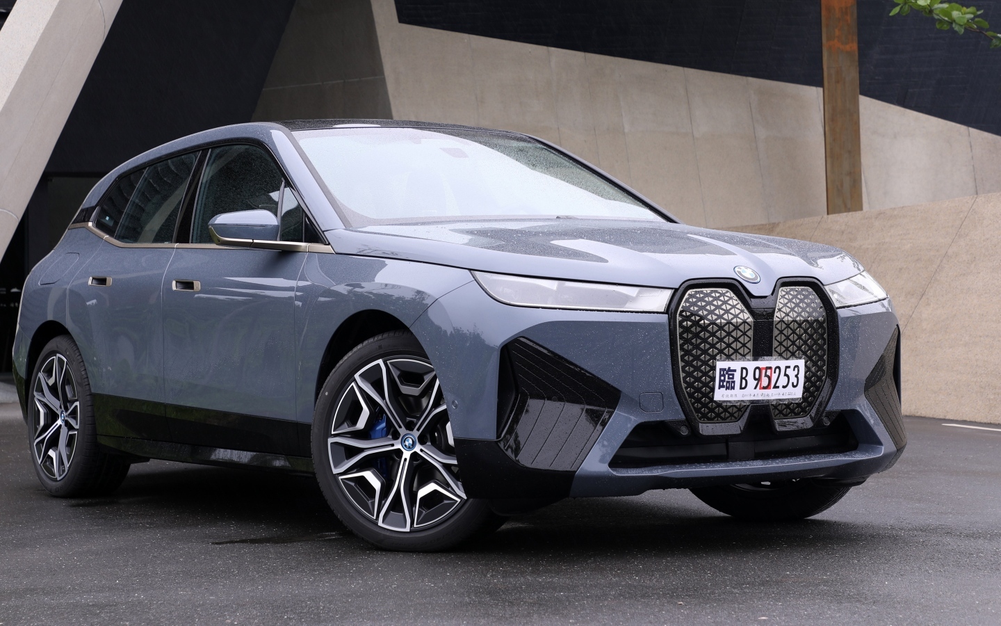 Серебристый внедорожник BMW IX XDrive40 Sport