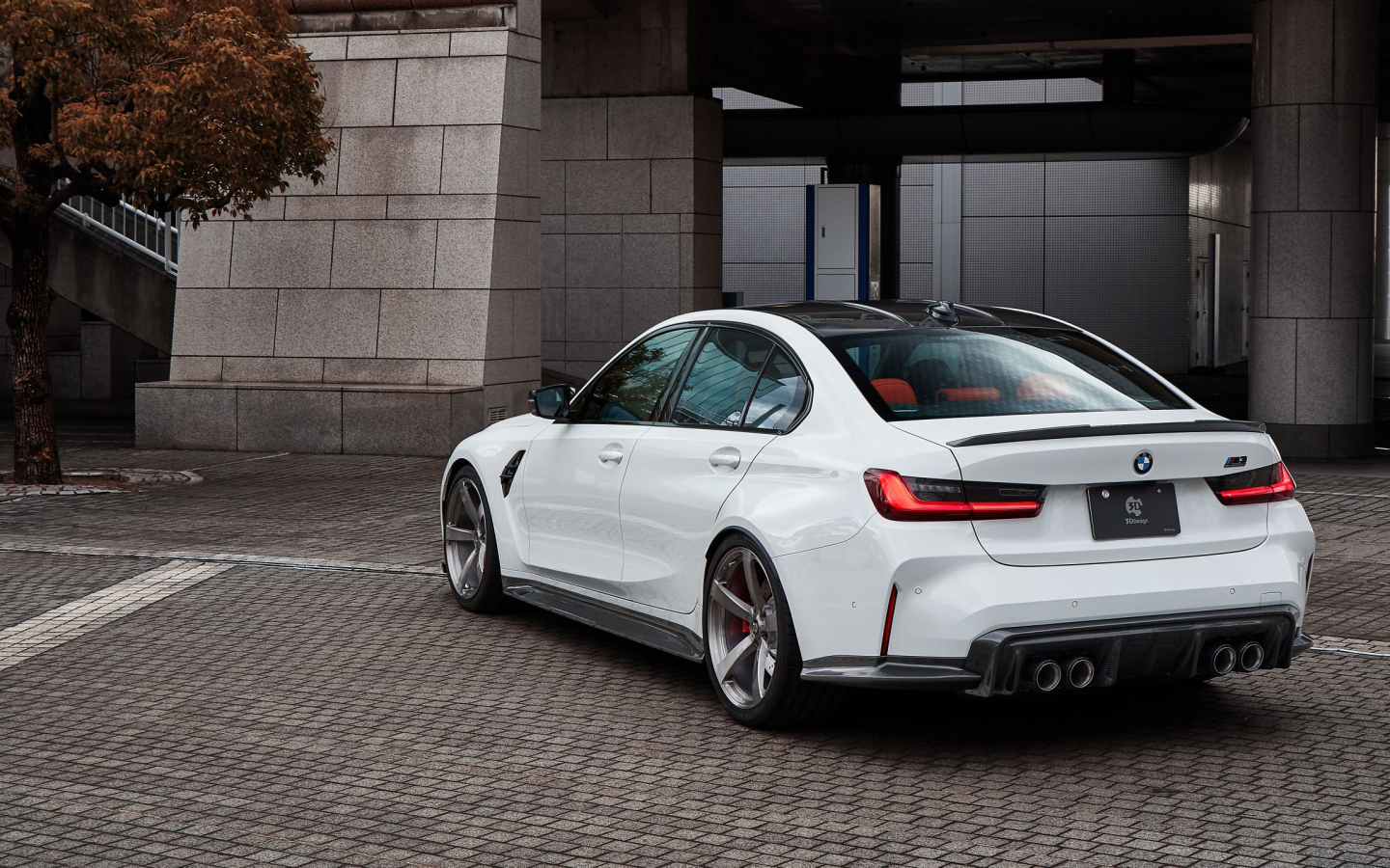 Белый автомобиль BMW M3 2022 вид сзади