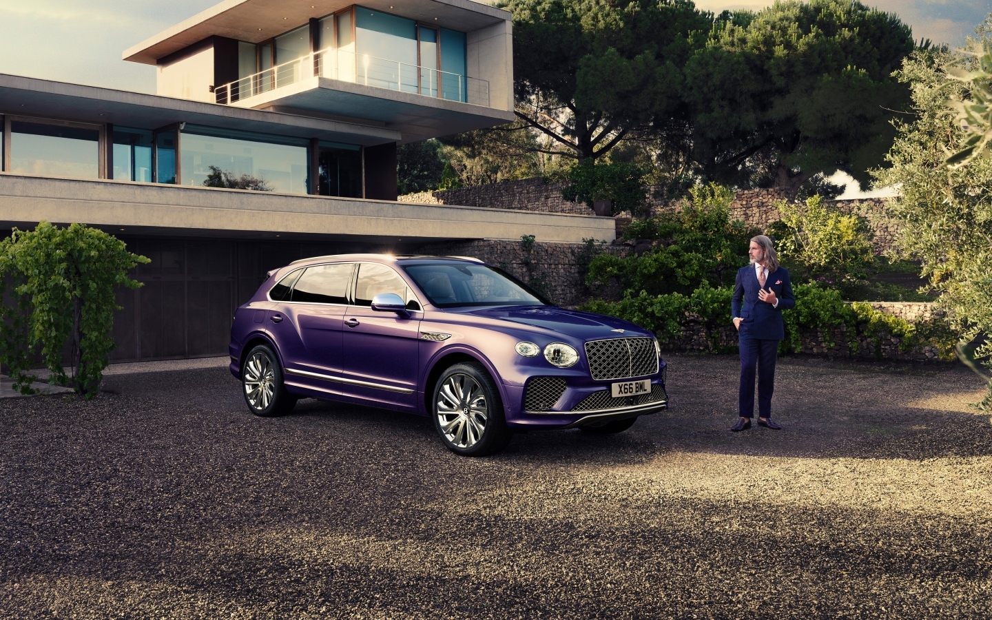 Автомобиль Bentley Bentayga EWB Mulliner 2024 года у дома