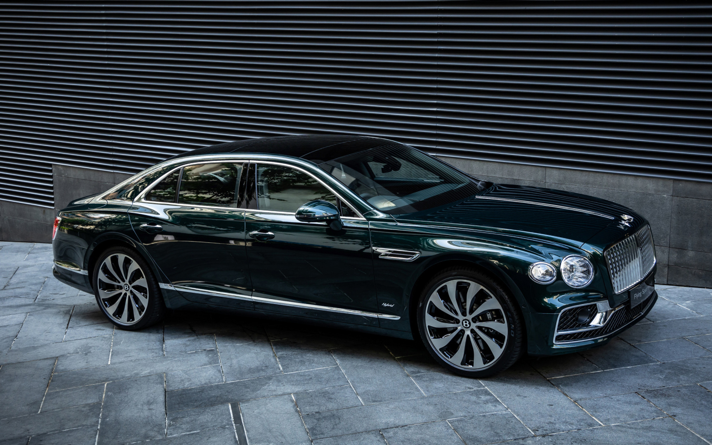 Черный автомобиль Bentley Flying Spur Hybrid 2023 года вид сбоку