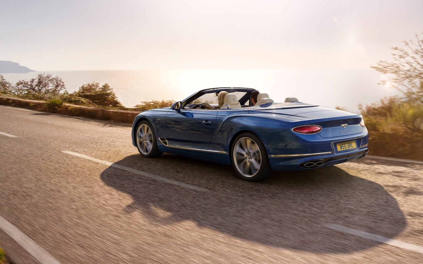 Синий кабриолет Bentley Continental GT