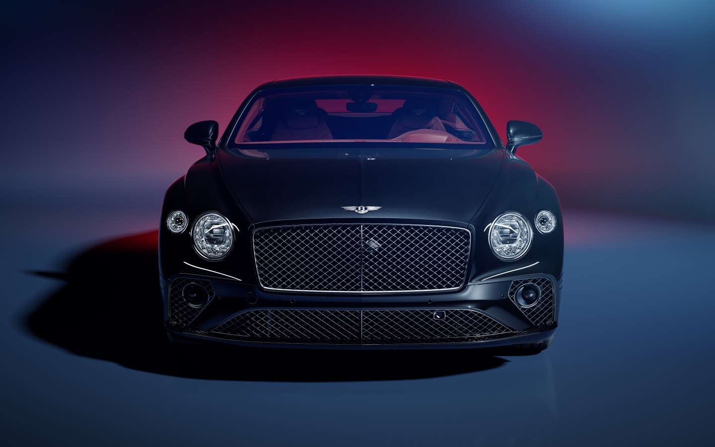 Вид спереди на автомобиль Bentley Continental GT на синем фоне