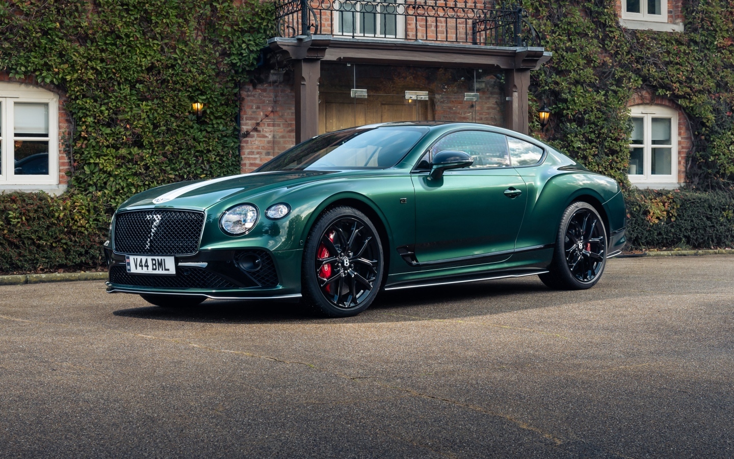 Зеленый автомобиль Bentley Continental GT