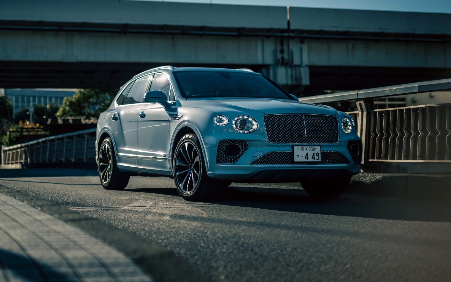 Серебристый Bentley Bentayga Hybrid