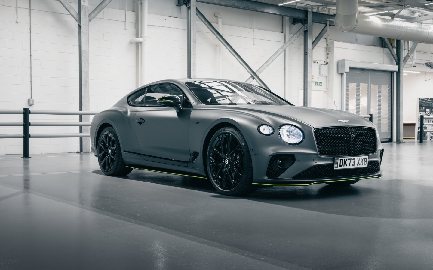 Серебристый автомобиль Bentley Continental GT V8 S