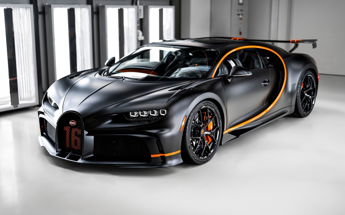 Быстрый автомобиль Bugatti Chiron Pur Sport