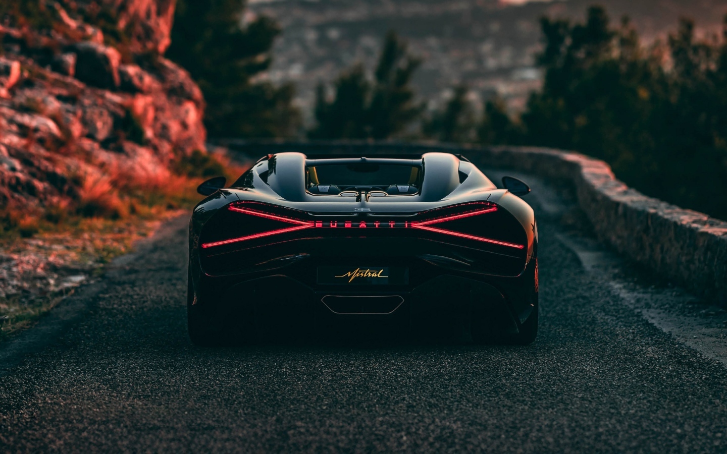 Вид сзади на спортивный автомобиль Bugatti Mistral