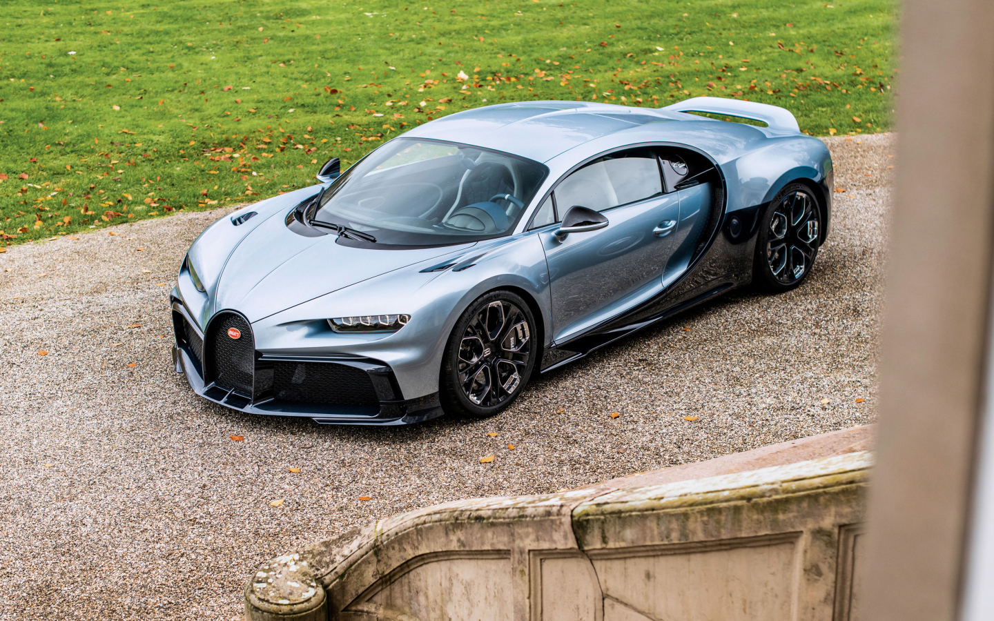 Серебристый Bugatti Chiron Profilée