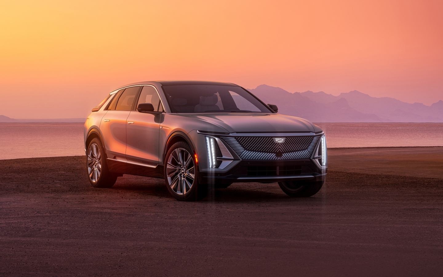 Автомобиль Cadillac Lyriq, 2023 года на фоне заката
