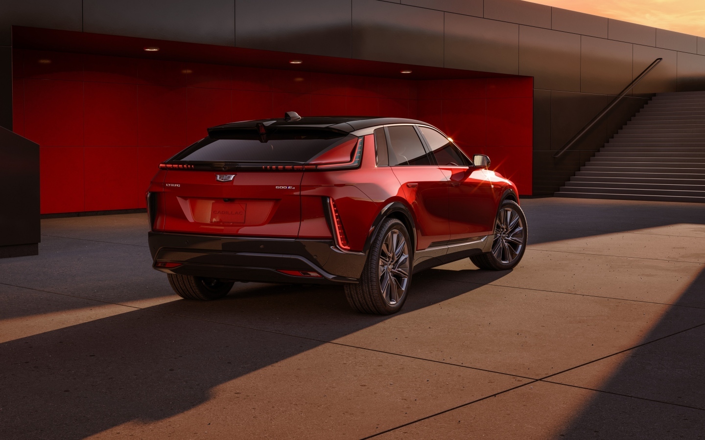 Красный Cadillac Lyriq Sport 2024 года вид сзади