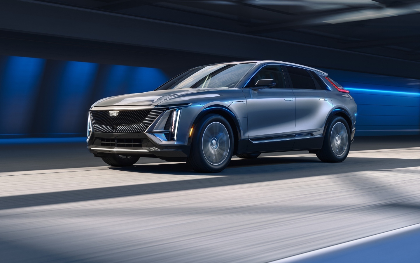 Серебристый Cadillac Lyriq Tech 2023 на презентации