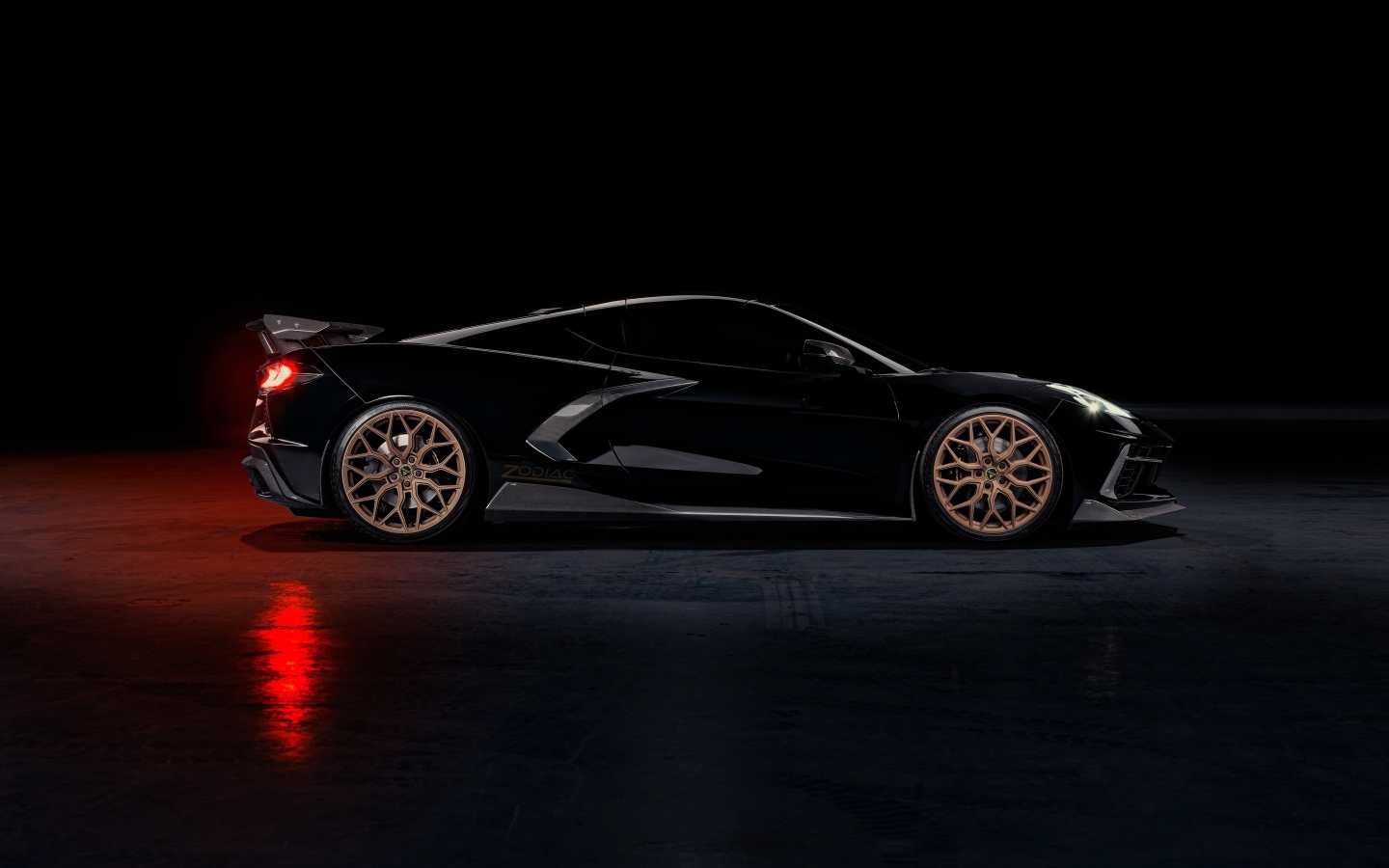 Черный автомобиль Chevrolet Corvette Zodiac 2023  года вид сбоку