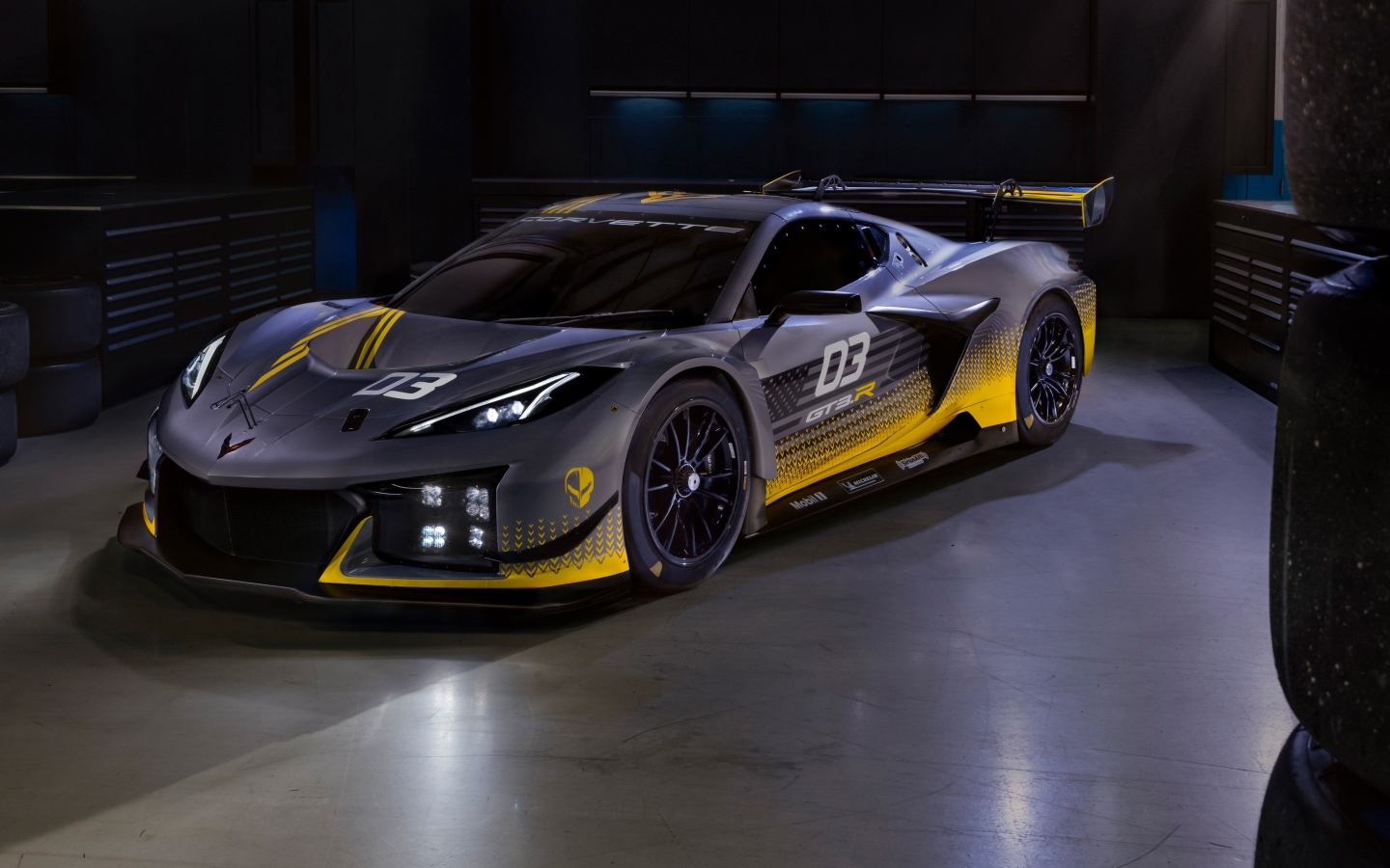 Автомобиль Chevrolet Corvette Z06 GT3 R в гараже