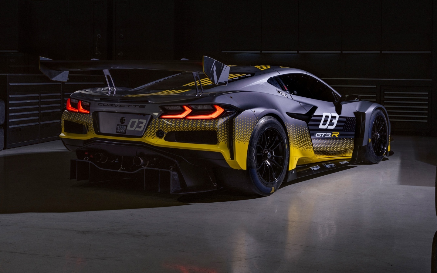 Гоночный автомобиль Chevrolet Corvette Z06 GT3 R вид сзади