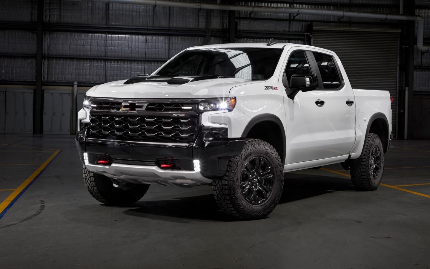 Белый пикап Chevrolet Silverado ZR2 в гараже
