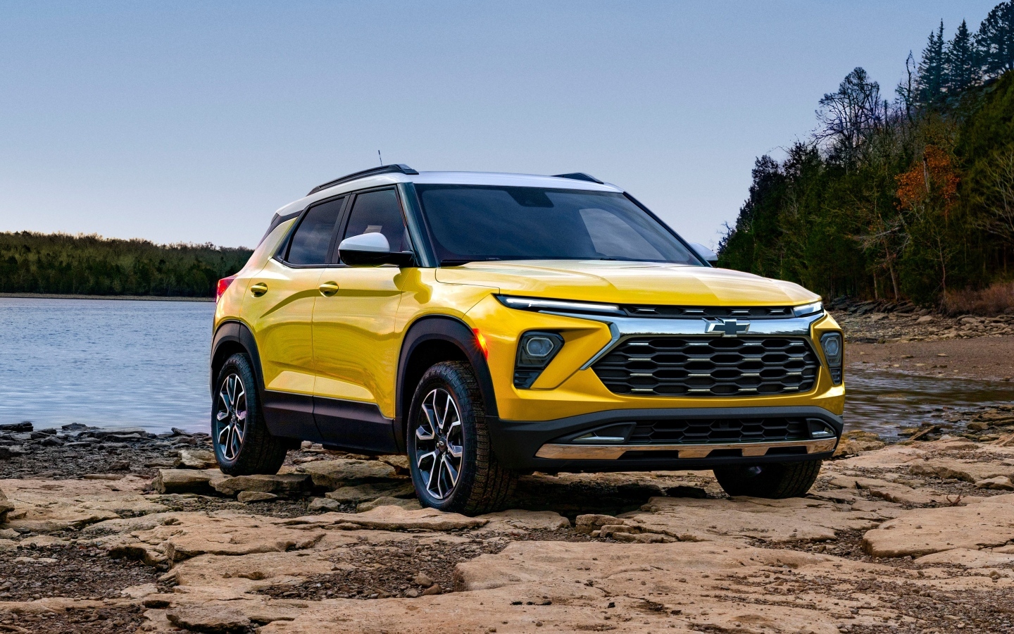 Желтый автомобиль Chevrolet TrailBlazer Activ 2024