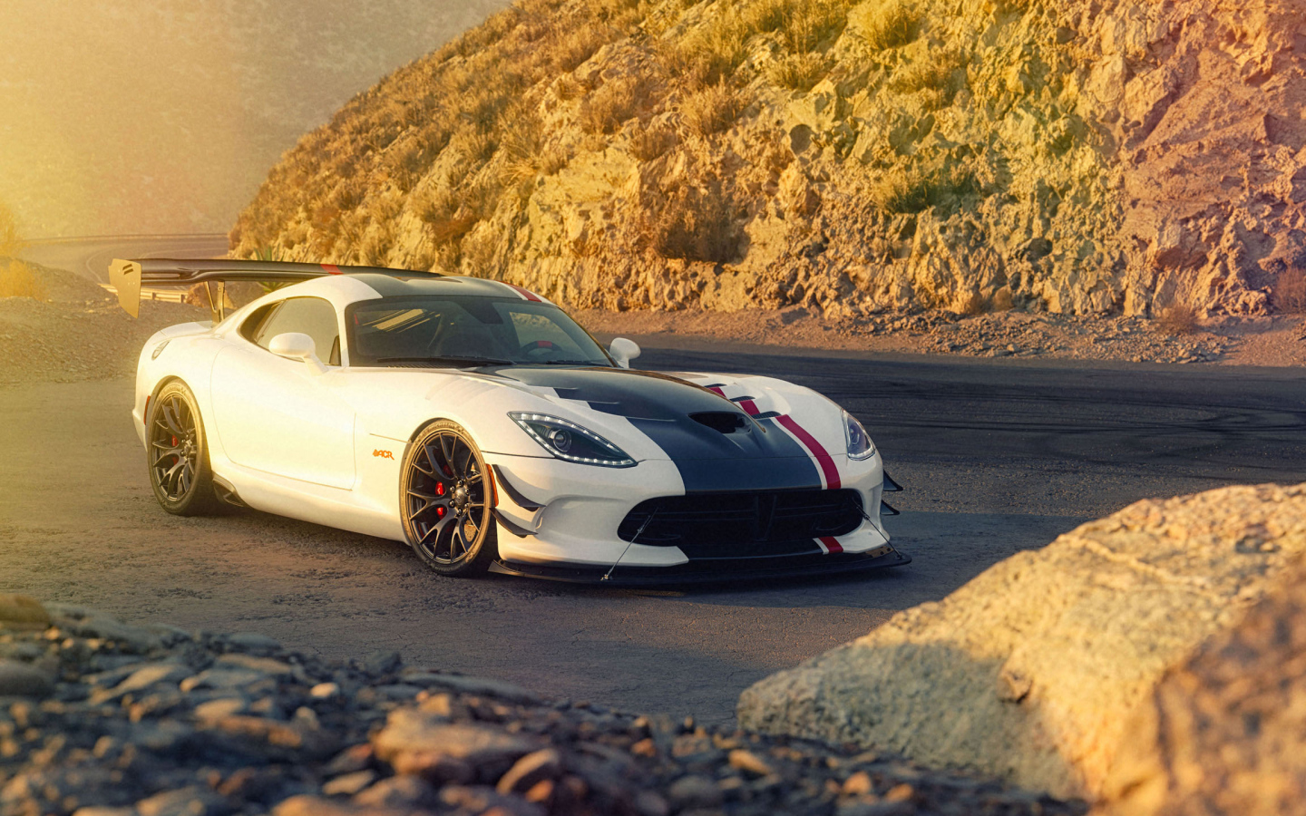 Автомобиль Dodge Viper ACR в горах