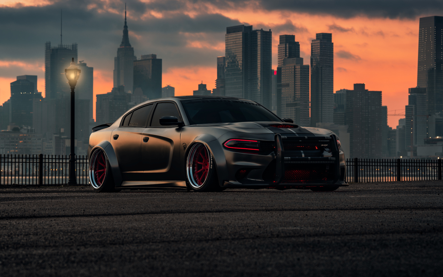 Стильный дорогой автомобиль Dodge Charger Hellcat Enforcer