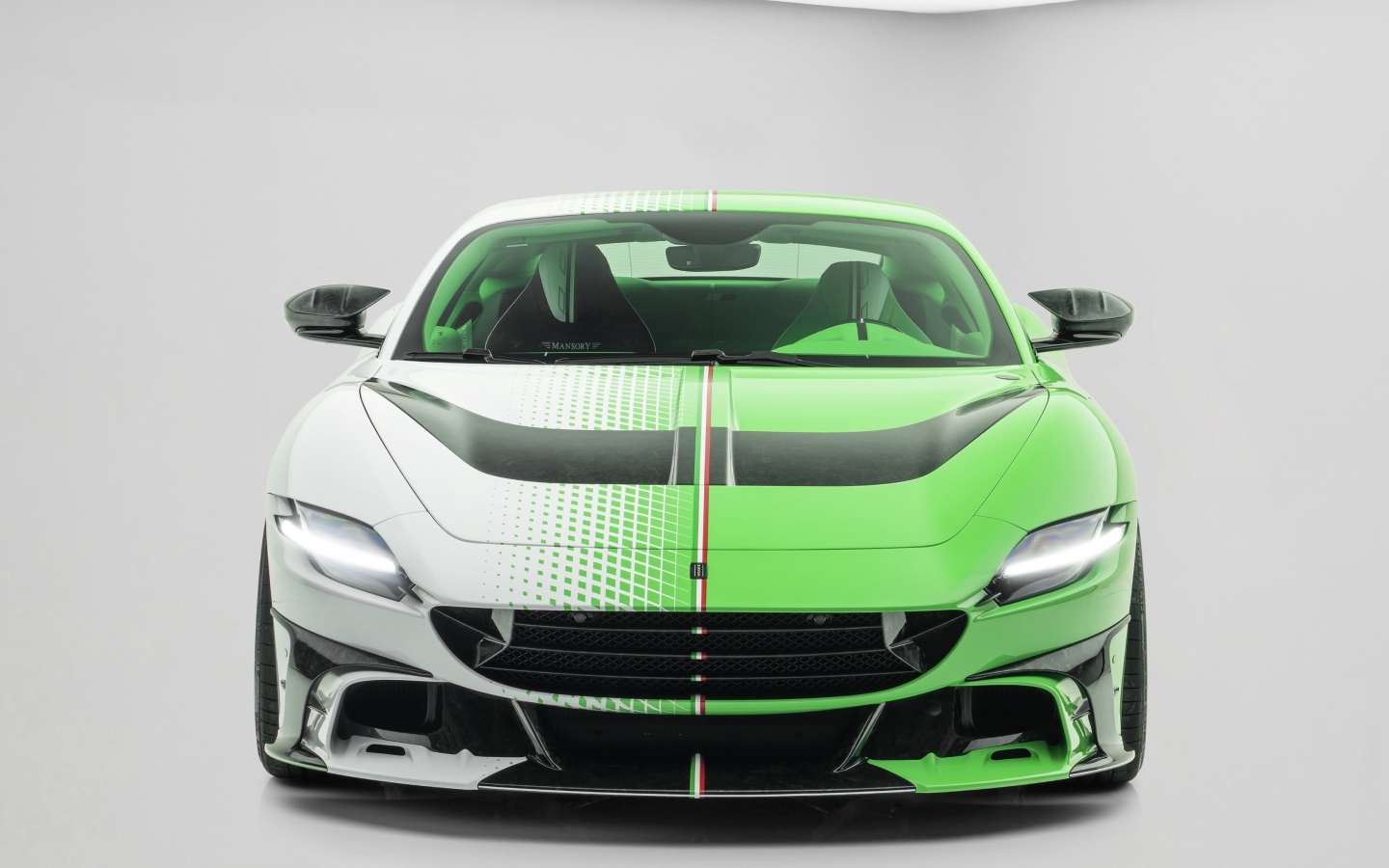 Автомобиль Mansory Tempesta Verde Ferrari Roma вид спереди