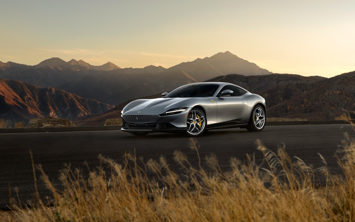 Автомобиль Ferrari Roma на фоне гор