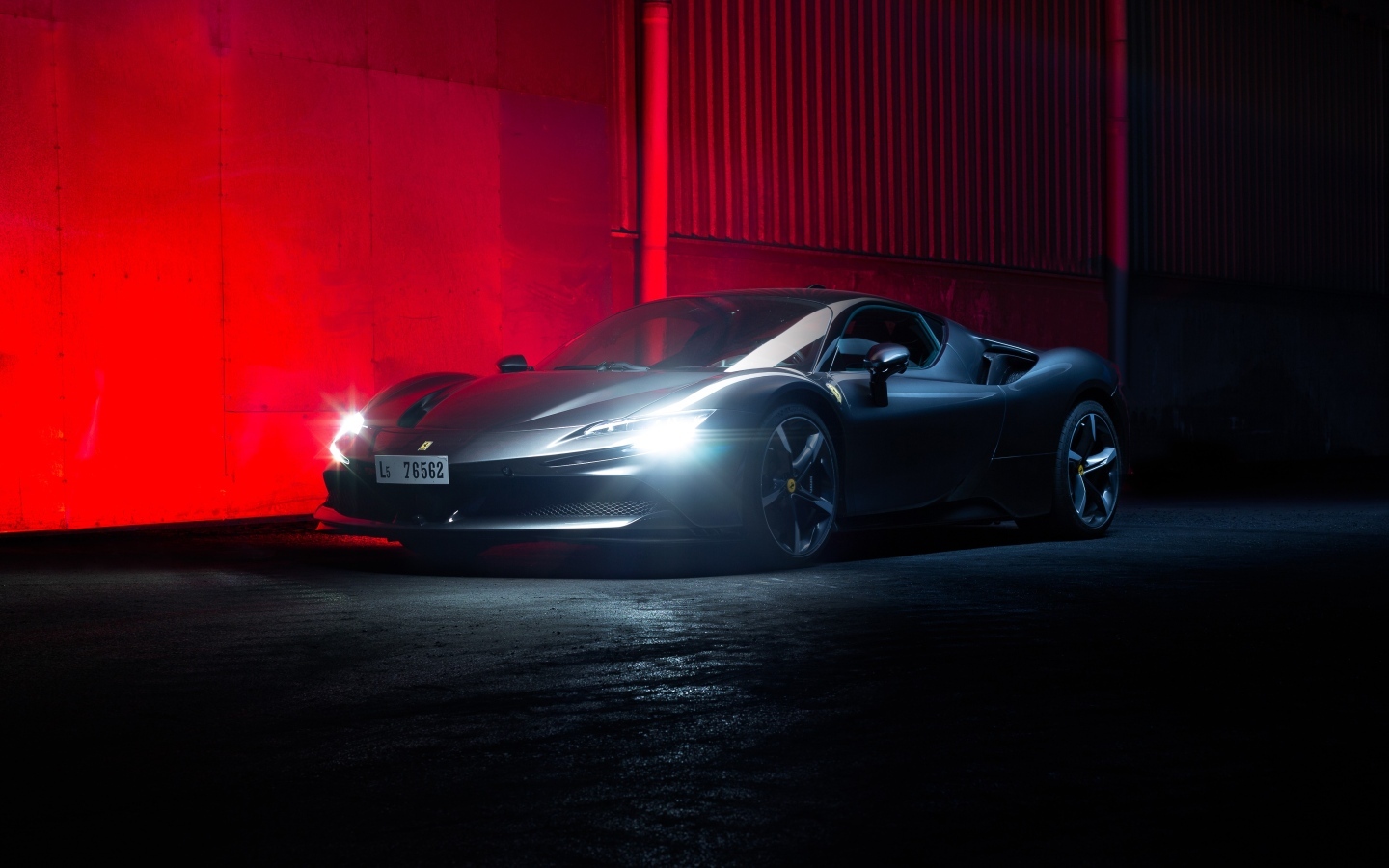 Автомобиль Ferrari SF90 Stradale с включенными фарами на красном фоне