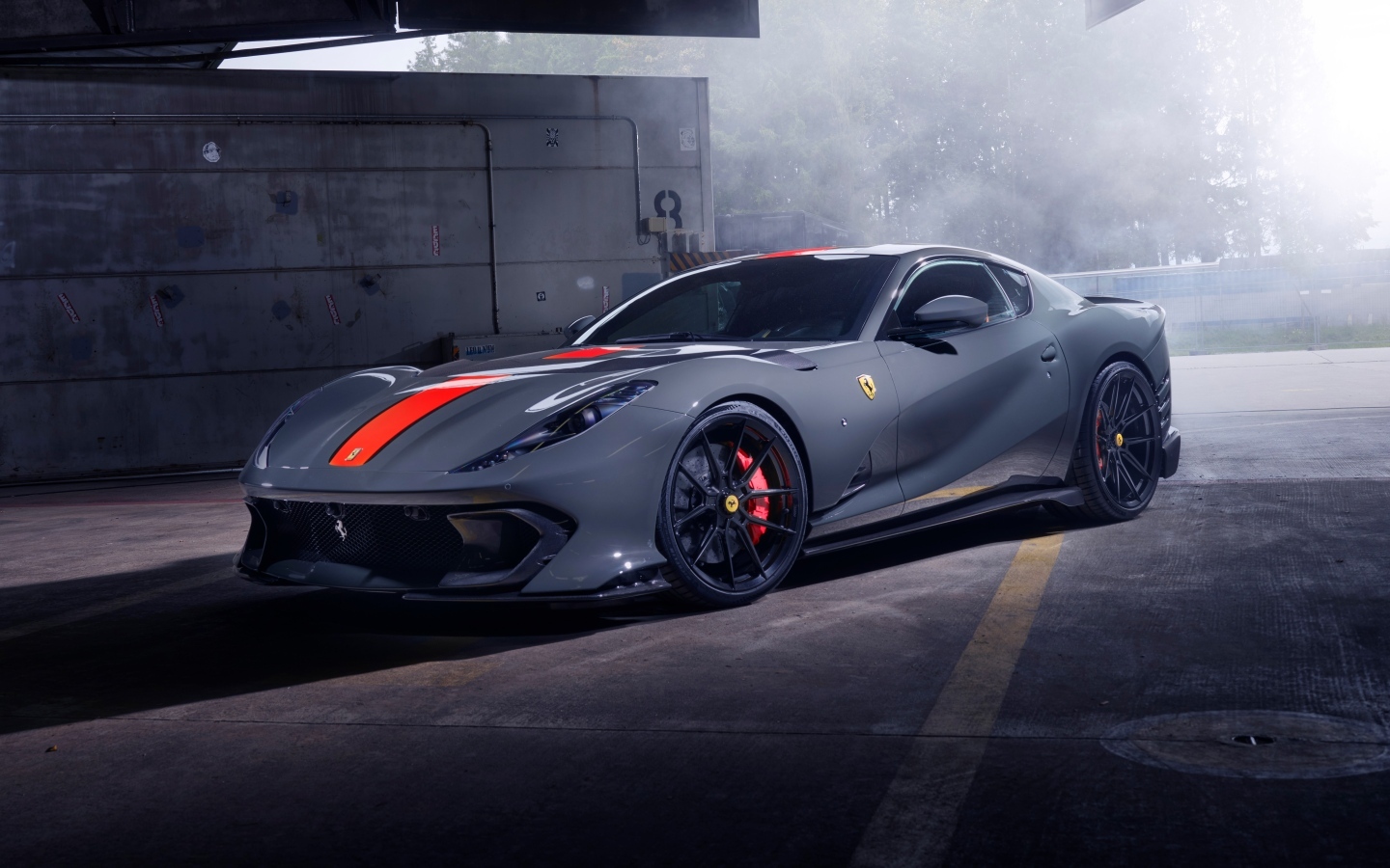 Новый спортивный автомобиль Ferrari 812, 2023 года вид сбоку