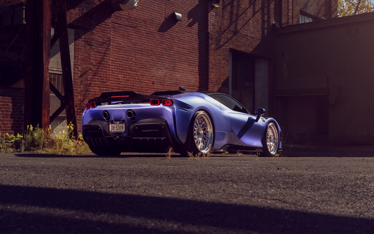 Вид сзади на автомобиль Ferrari SF90 Spider