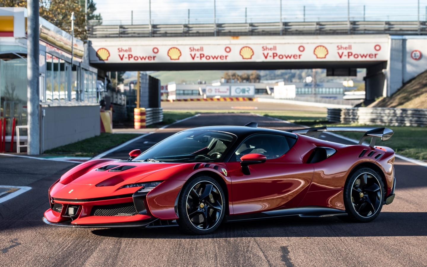 Красный автомобиль Ferrari SF90 XX Stradale на стадионе