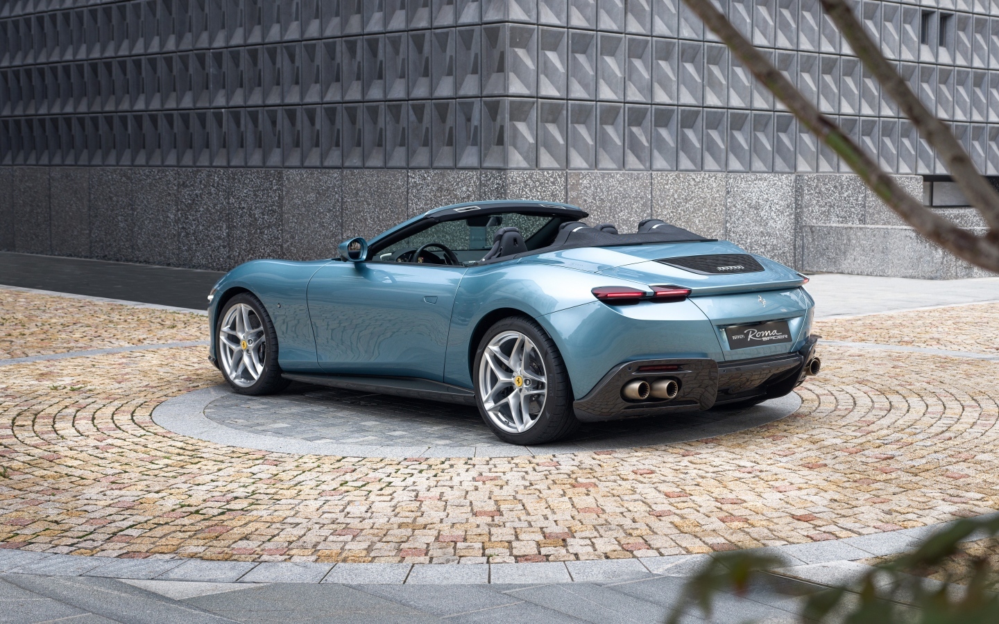 Серебристый автомобиль Ferrari Roma Spider 2023  года