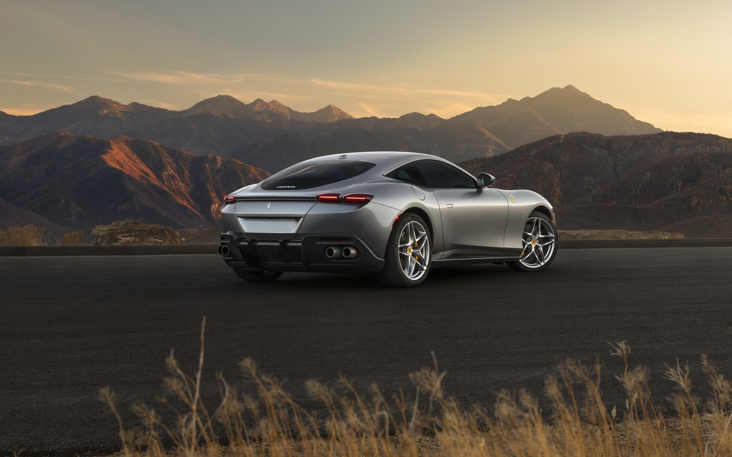 Серебристый автомобиль Ferrari Roma вид сзади