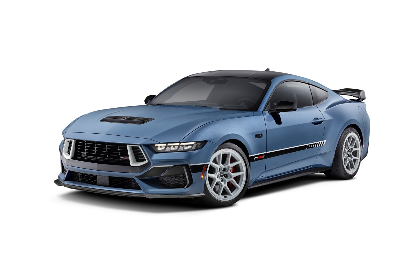 Автомобиль Ford Mustang FP800S на белом фоне