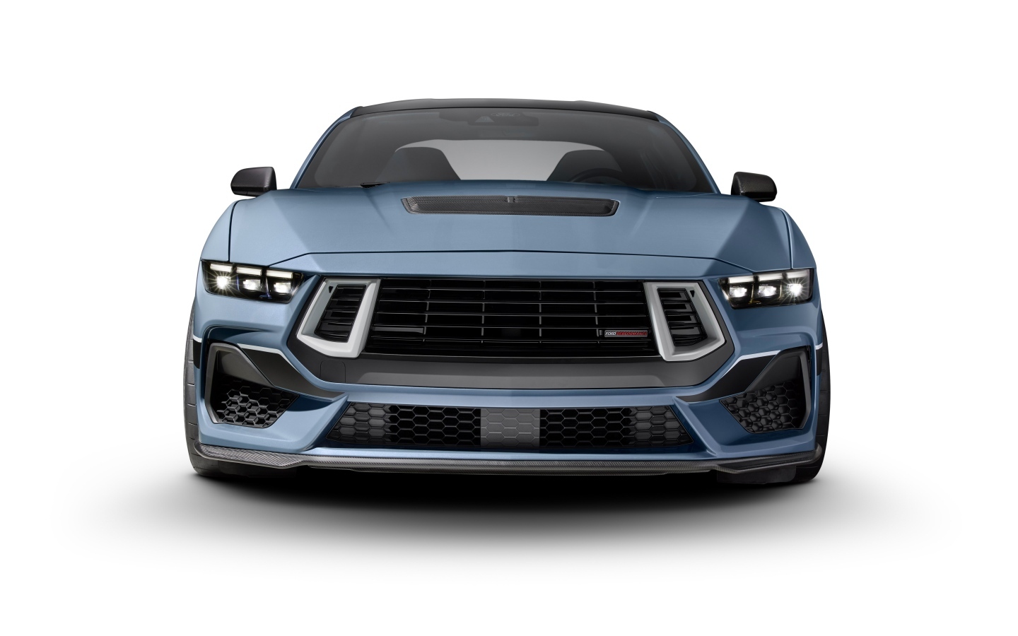 Вид спереди на автомобиль Ford Mustang FP800S