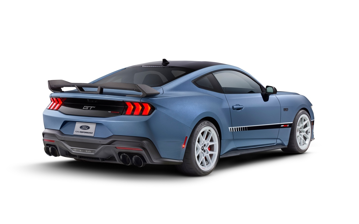 Презентация автомобиля Ford Mustang FP800S сзади