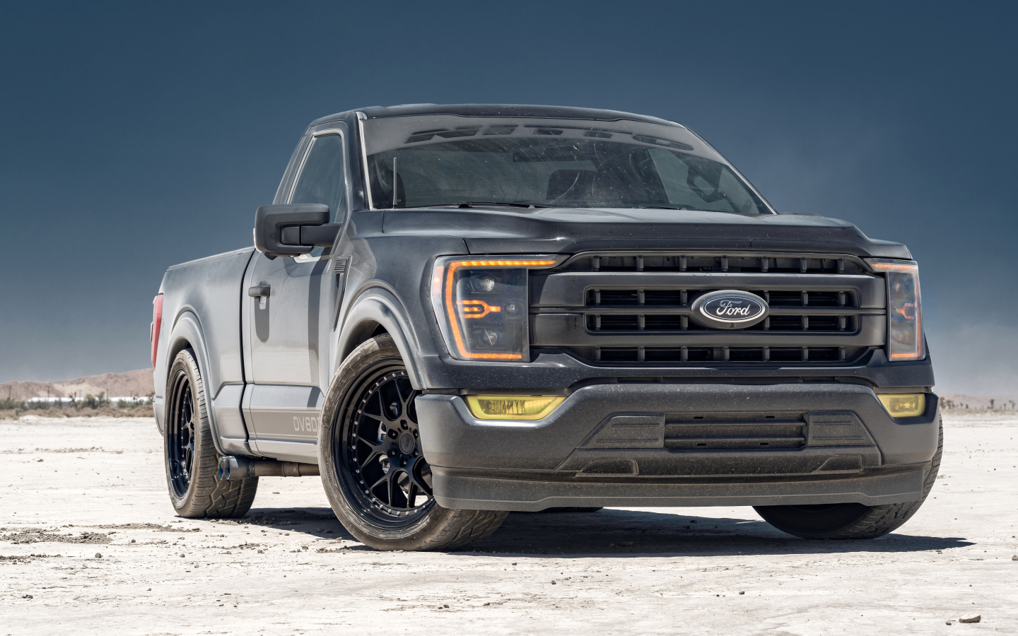 Пикап Ford F150 серебристого цвета
