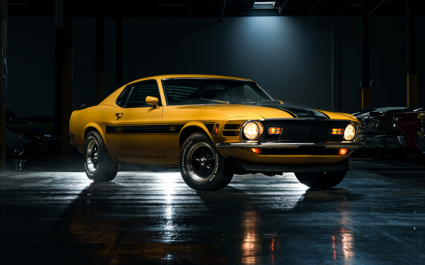 Желтый спортивный автомобиль Ford Mustang Mach 1