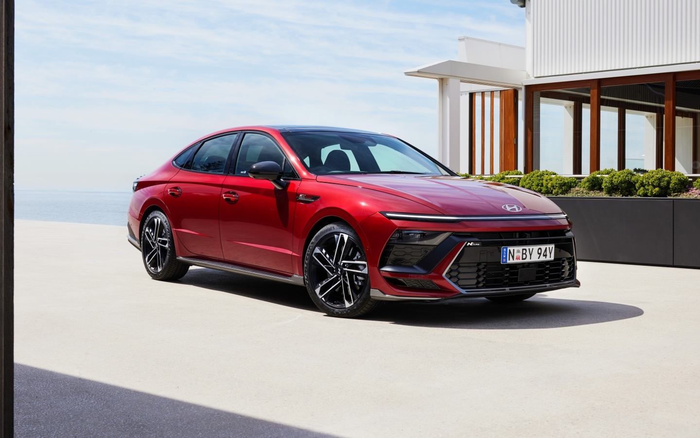 Красный автомобиль Hyundai Sonata N Line