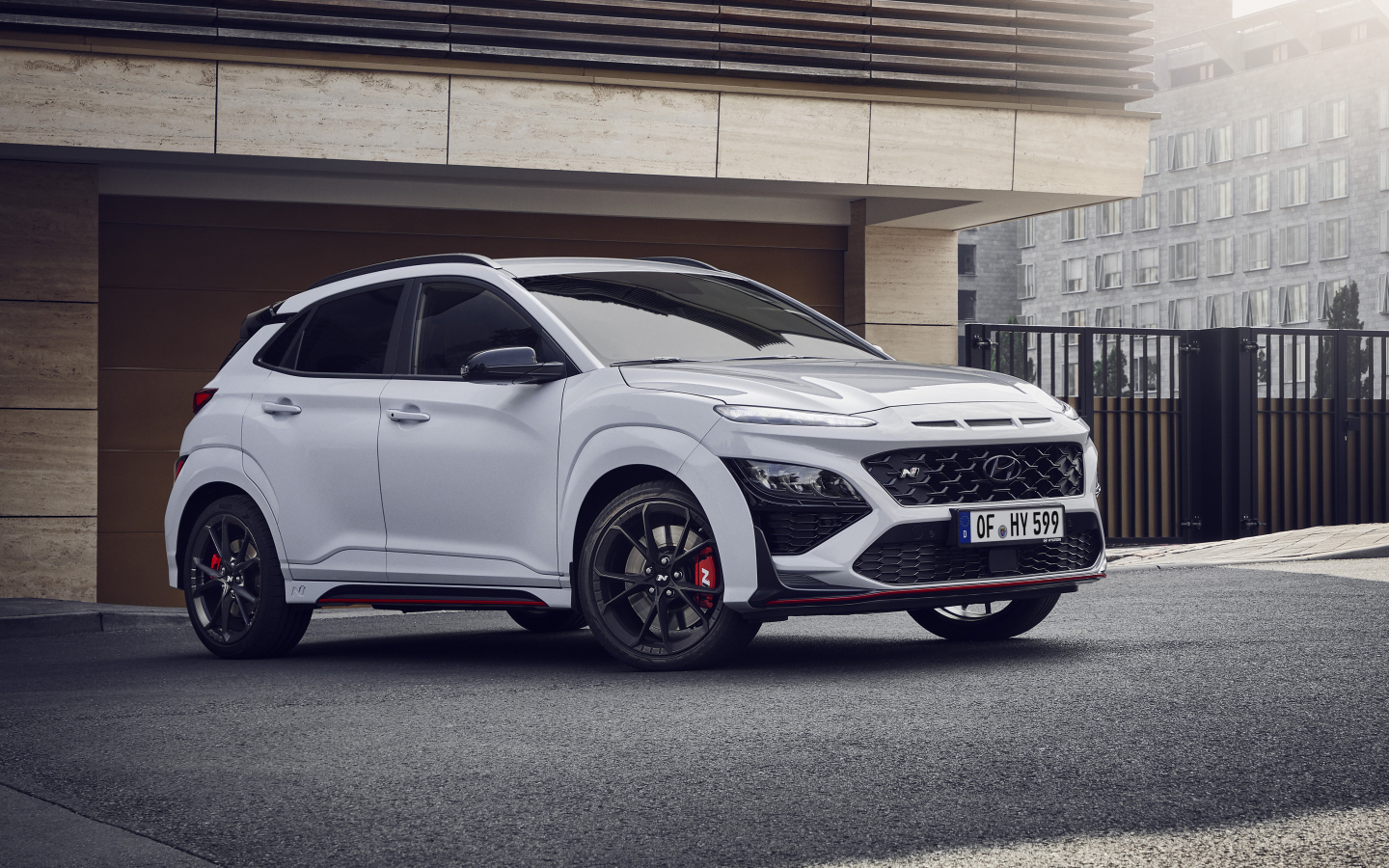 Серебристый Hyundai Kona N у гаража 