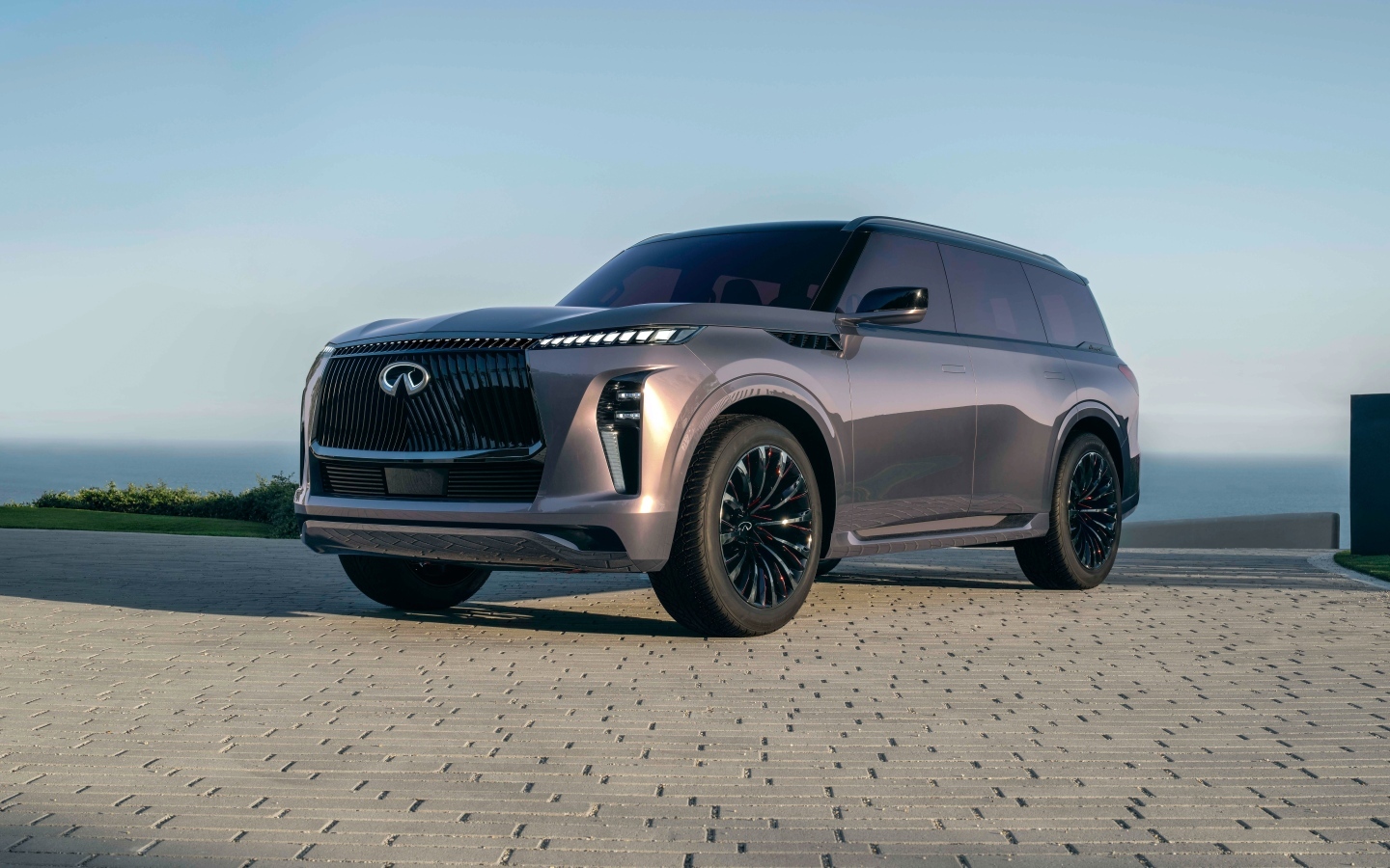 Большой серебристый внедорожник Infiniti QX Monograph