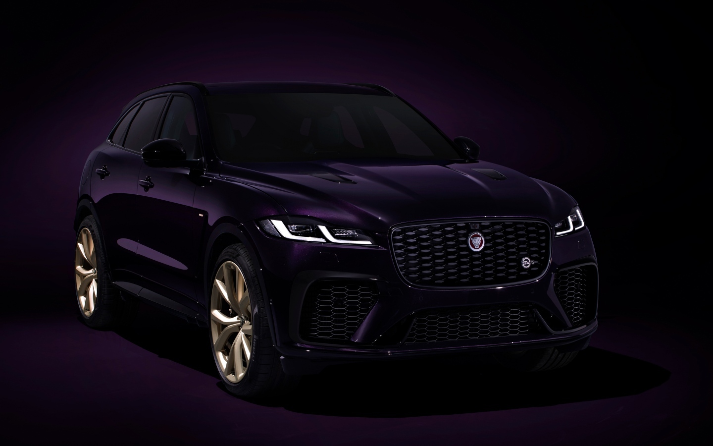 Автомобиль Jaguar F-Pace SVR  на черном фоне