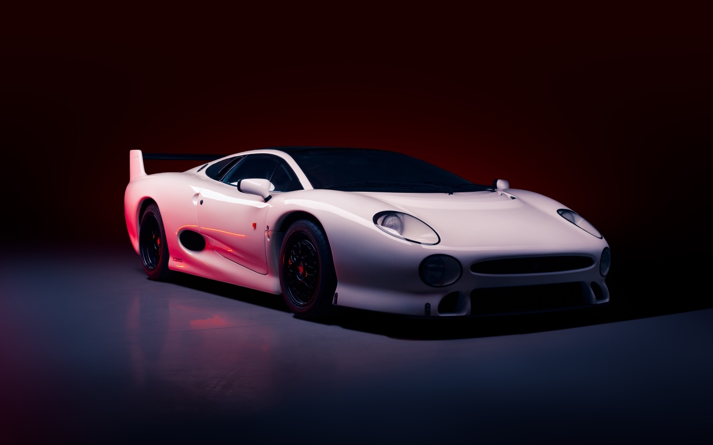 Стильный быстрый кабриолет Jaguar XJ220