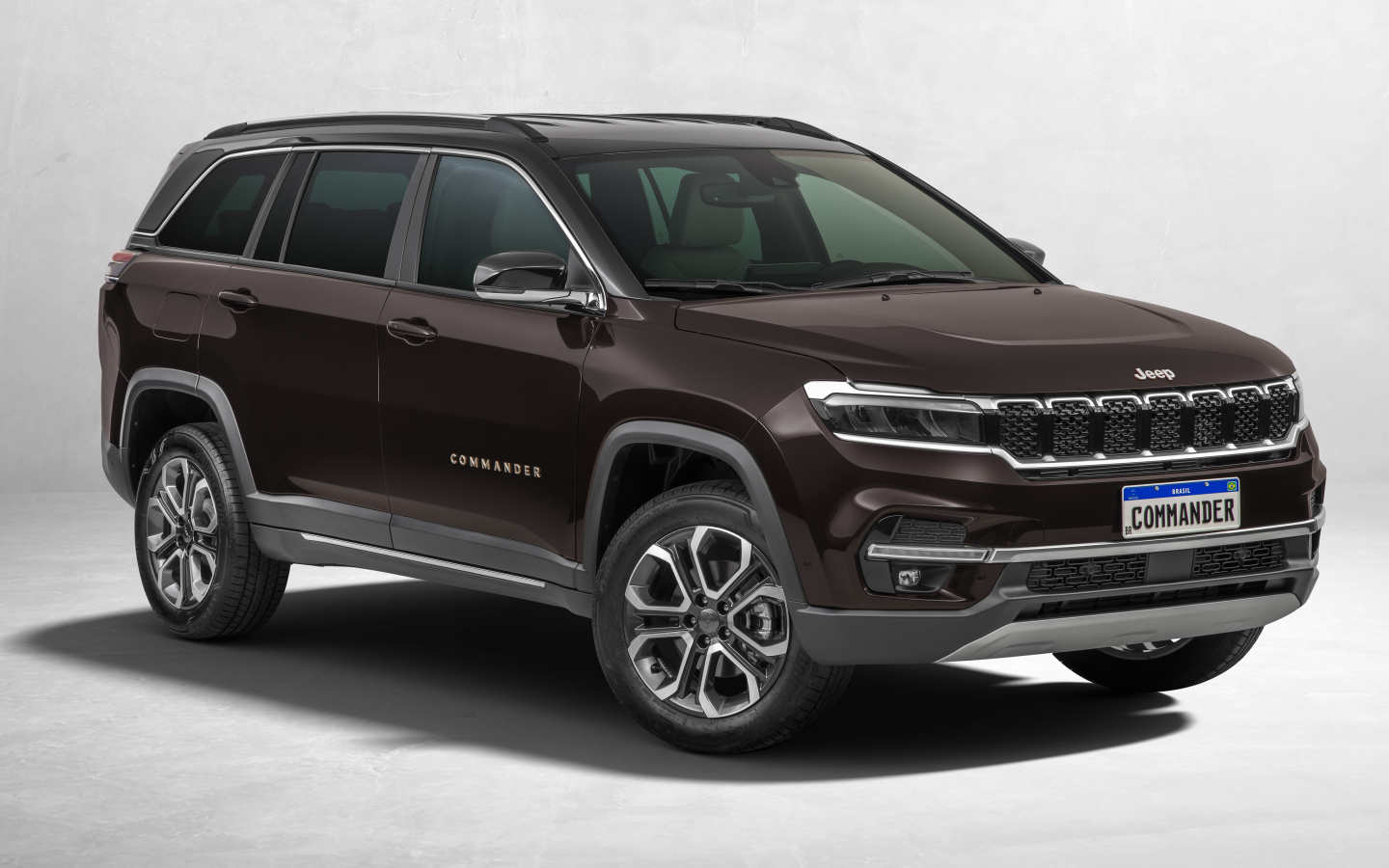 Коричневый Jeep Commander Limited TD380 4x4, 2023 года на сером фоне