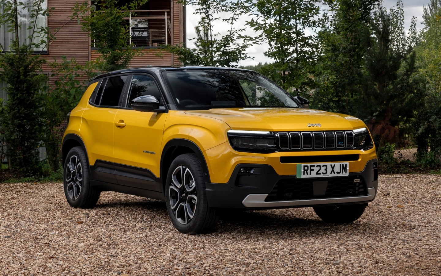 Желтый автомобиль Jeep Avenger BEV Summit 2023 года