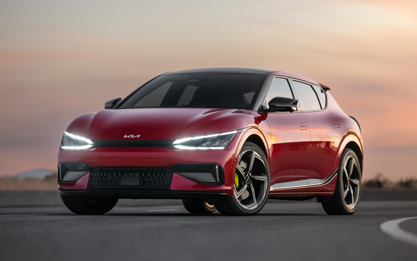 Красивый красный автомобиль Kia EV6 GT 2023  года